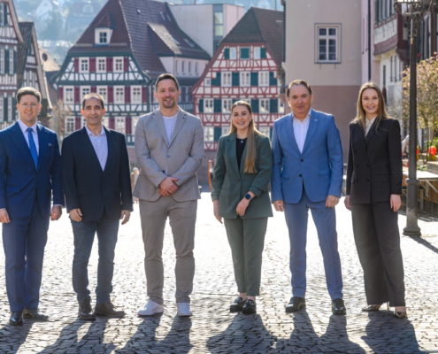 Von links nach rechts sind zu sehen: Christian Flack, Leiter Beteiligungsmanagement Energie Calw GmbH (ENCW), Frank Spottek, Bürgermeister der Gemeinde Tiefenbronn, Manuel Rausch, Geschäftsführer der Energie Tiefenbronn, Allegra Weinmann, Geschäftsführerin der Energie Tiefenbronn, Horst Graef, Geschäftsführer der ENCW-Gruppe, Viktoria Schneider, Leiterin Unternehmenskommunikation der ENCW-Gruppe.