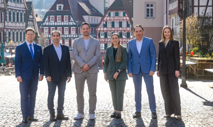 Von links nach rechts sind zu sehen: Christian Flack, Leiter Beteiligungsmanagement Energie Calw GmbH (ENCW), Frank Spottek, Bürgermeister der Gemeinde Tiefenbronn, Manuel Rausch, Geschäftsführer der Energie Tiefenbronn, Allegra Weinmann, Geschäftsführerin der Energie Tiefenbronn, Horst Graef, Geschäftsführer der ENCW-Gruppe, Viktoria Schneider, Leiterin Unternehmenskommunikation der ENCW-Gruppe.