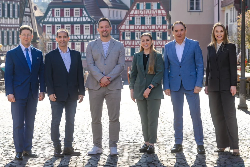 Von links nach rechts sind zu sehen: Christian Flack, Leiter Beteiligungsmanagement Energie Calw GmbH (ENCW), Frank Spottek, Bürgermeister der Gemeinde Tiefenbronn, Manuel Rausch, Geschäftsführer der Energie Tiefenbronn, Allegra Weinmann, Geschäftsführerin der Energie Tiefenbronn, Horst Graef, Geschäftsführer der ENCW-Gruppe, Viktoria Schneider, Leiterin Unternehmenskommunikation der ENCW-Gruppe.